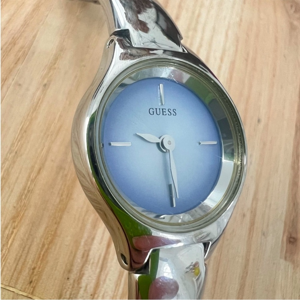 Guess dainty ladies lavender dial silver tone bracelet watch NEW BATTERY